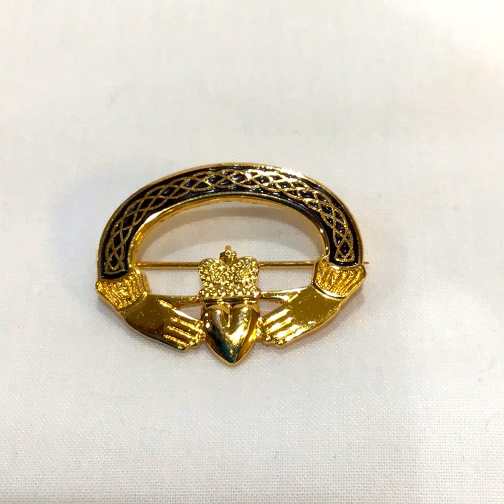 Claddagh Brooch like new